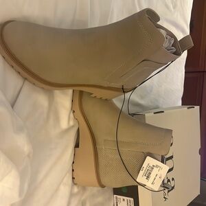 Slip on ankle boots with elastic band